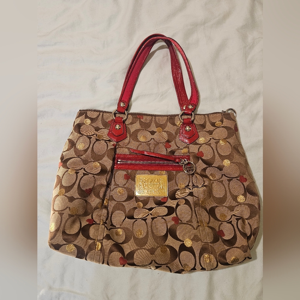 Coach. Beige Shoulder Bag with Red Accents and Distinctive Pattern